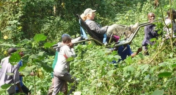 Uganda_Gorilla_Trekking_Transporthilfe_Klueger_Reisen