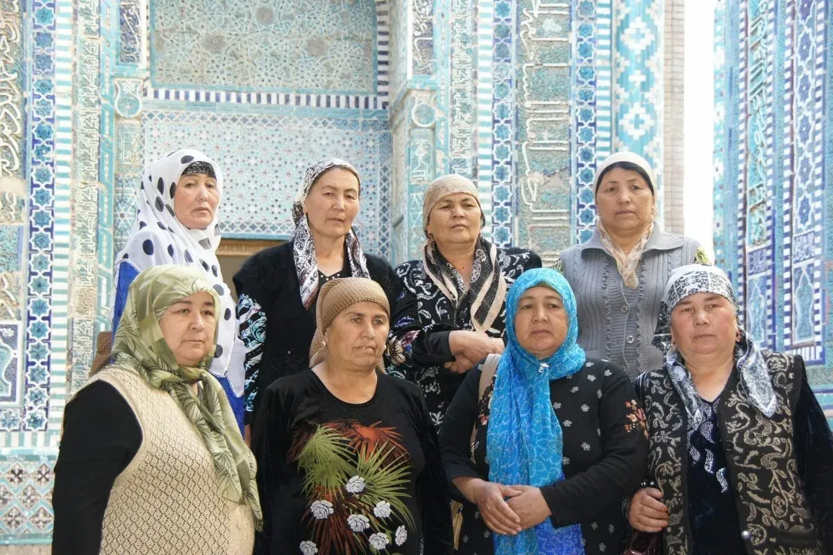 Usbekische Frauen vor türkisen Verzierungen